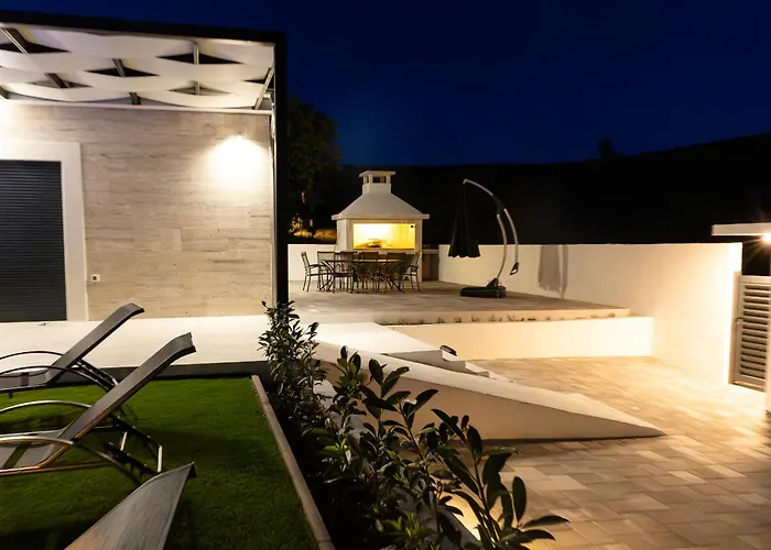 Tranquil Nena With Swimming Pool