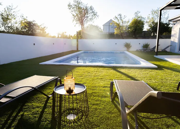 Tranquil Nena With Swimming Pool Дом отдыха *