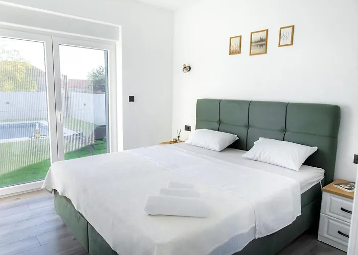 בית נופש Nena I Pet-friendly Retreat With Private Pool, Near Sibenik *