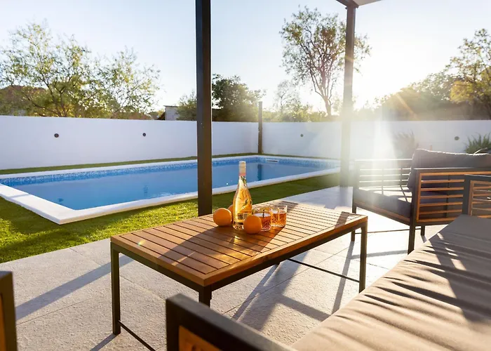 Tranquil Nena With Swimming Pool *