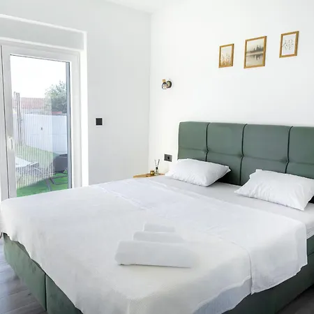 Ferienhaus Nena I Pet-friendly Retreat With Private Pool, Near Sibenik *